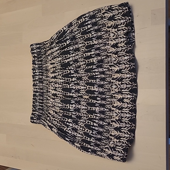 LIKE NEW H&M Abstract Patterned Mini Skirt with Pockets - Picture 1 of 12